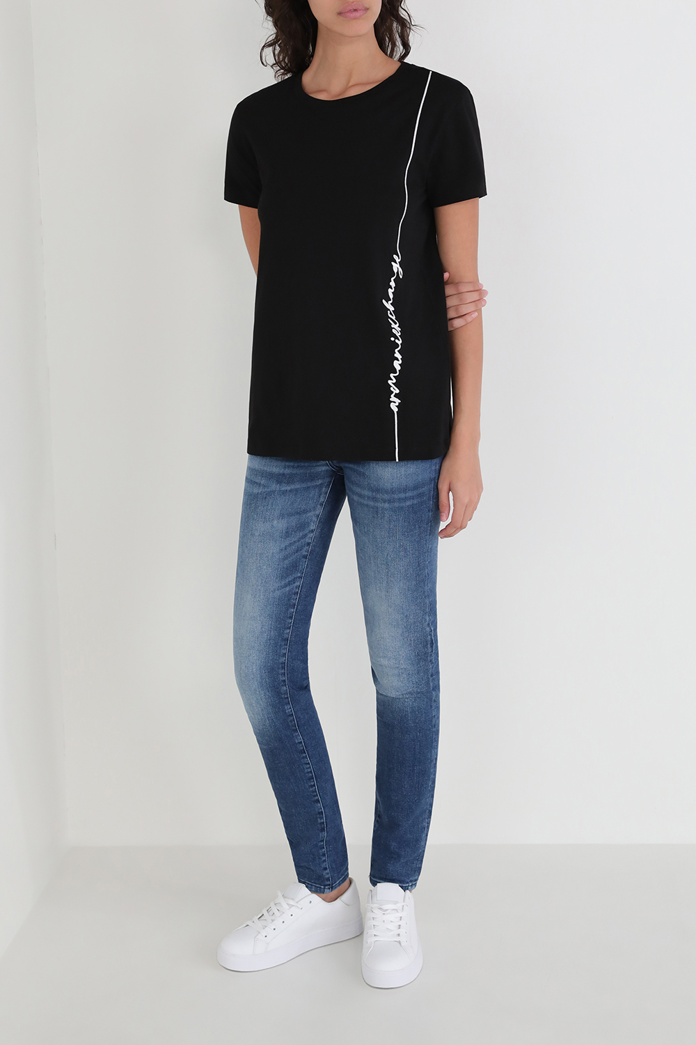 חולצת טי עם צווארון עגול